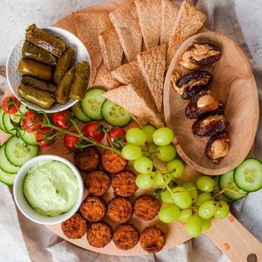 mezze platter met avocado spread
