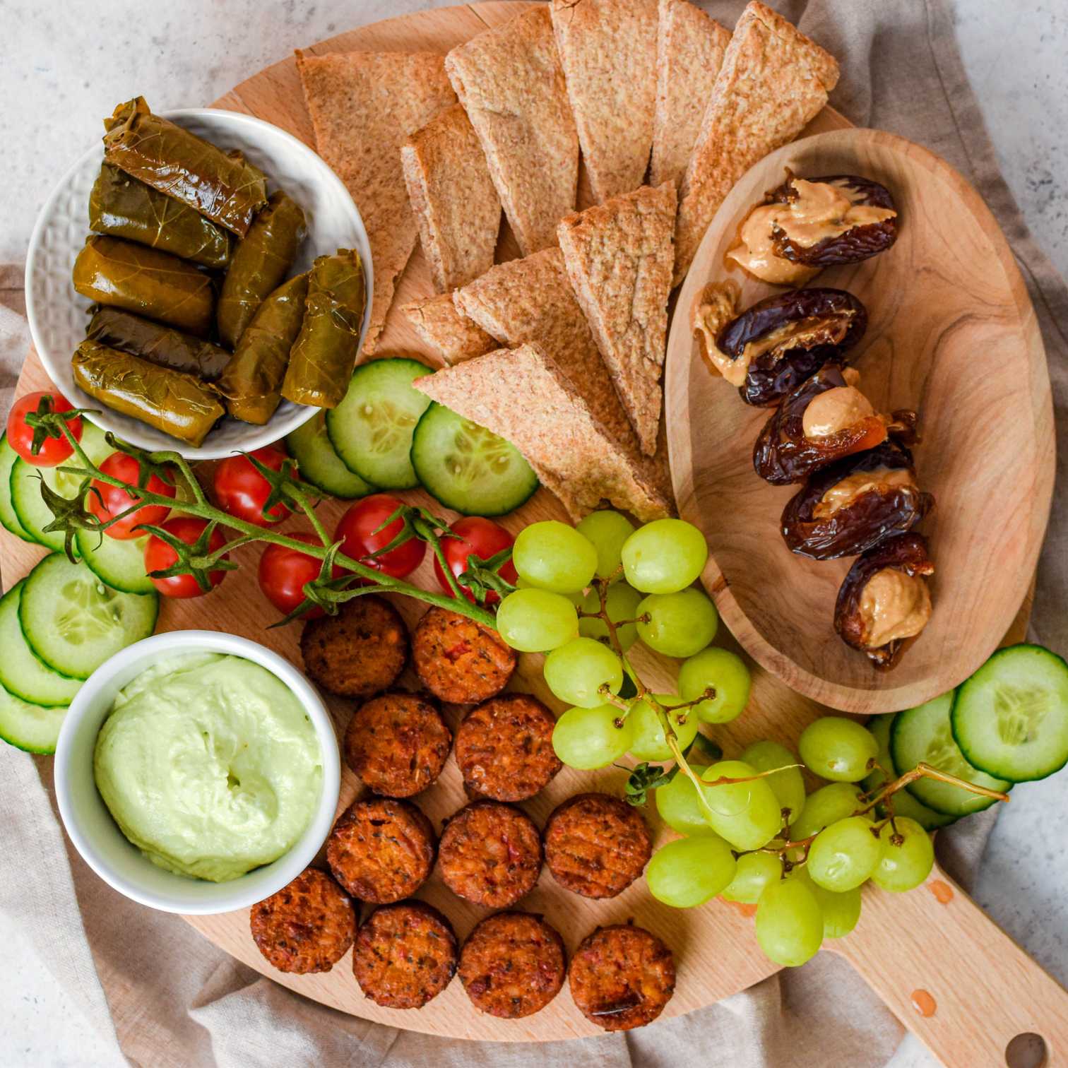 mezze platter met avocado spread