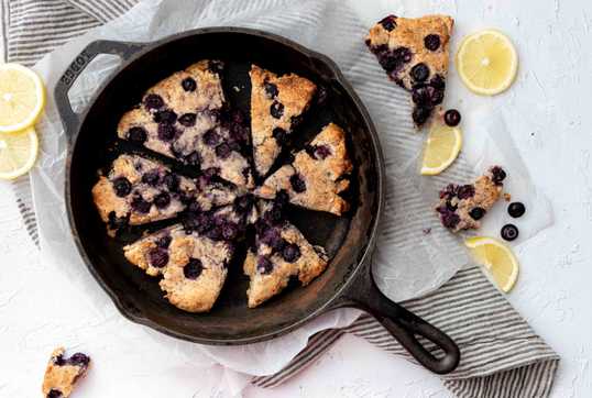 glutenvrije cake met blauwe bessen en citroen