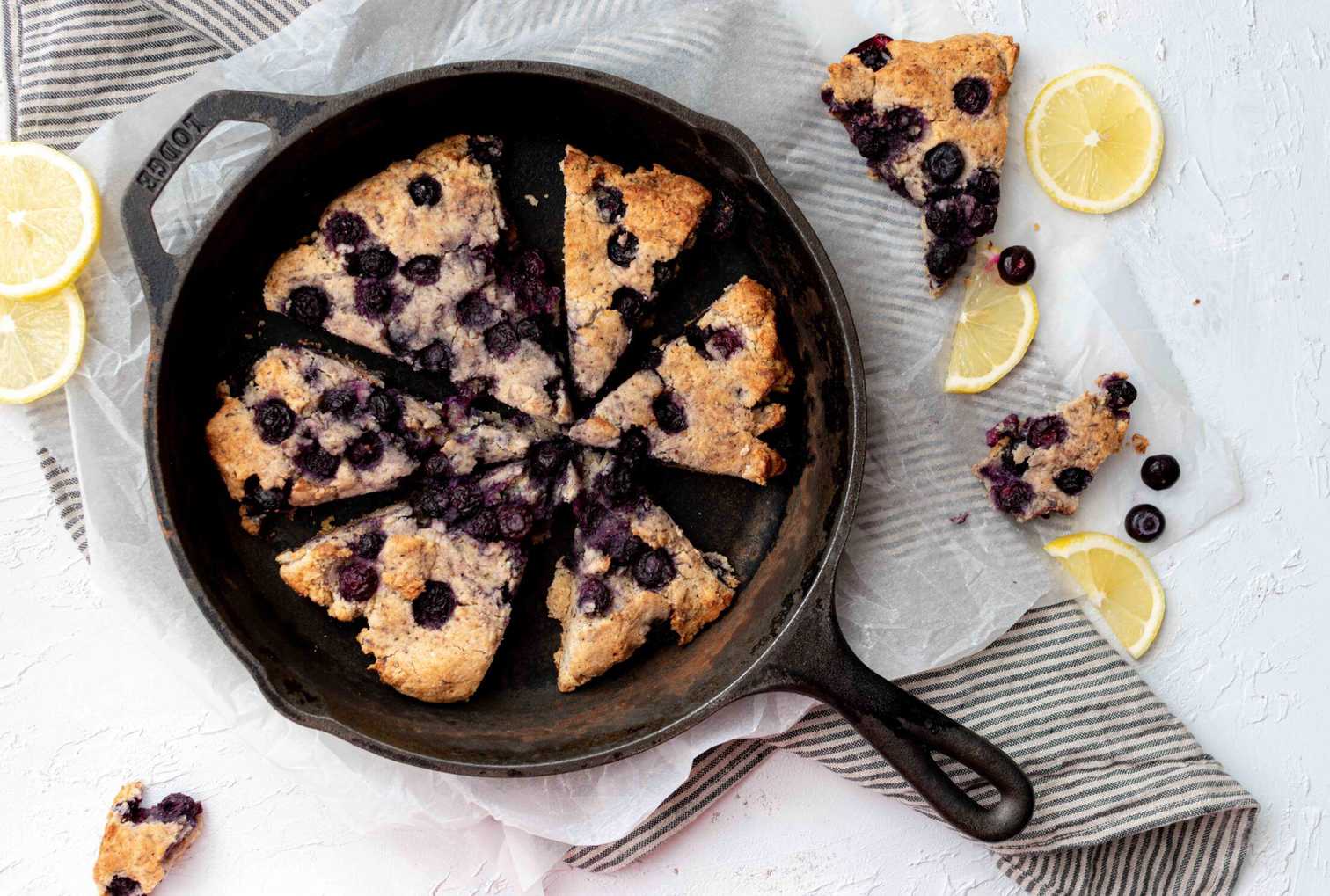 glutenvrije cake met blauwe bessen en citroen