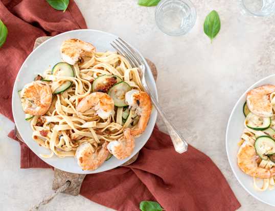 tagliatelle met tapenade , gepofte tomaat en garnalen-032