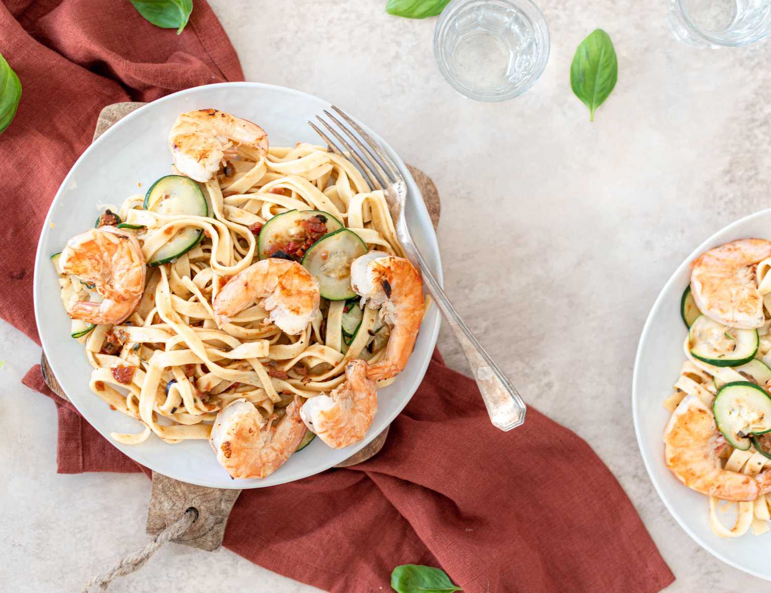 tagliatelle met tapenade , gepofte tomaat en garnalen-032