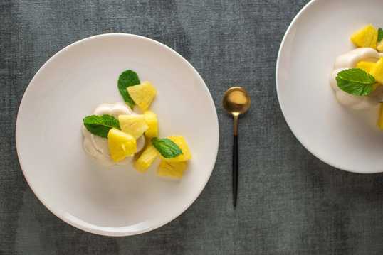 kokos panna cotta met ananas flatlay