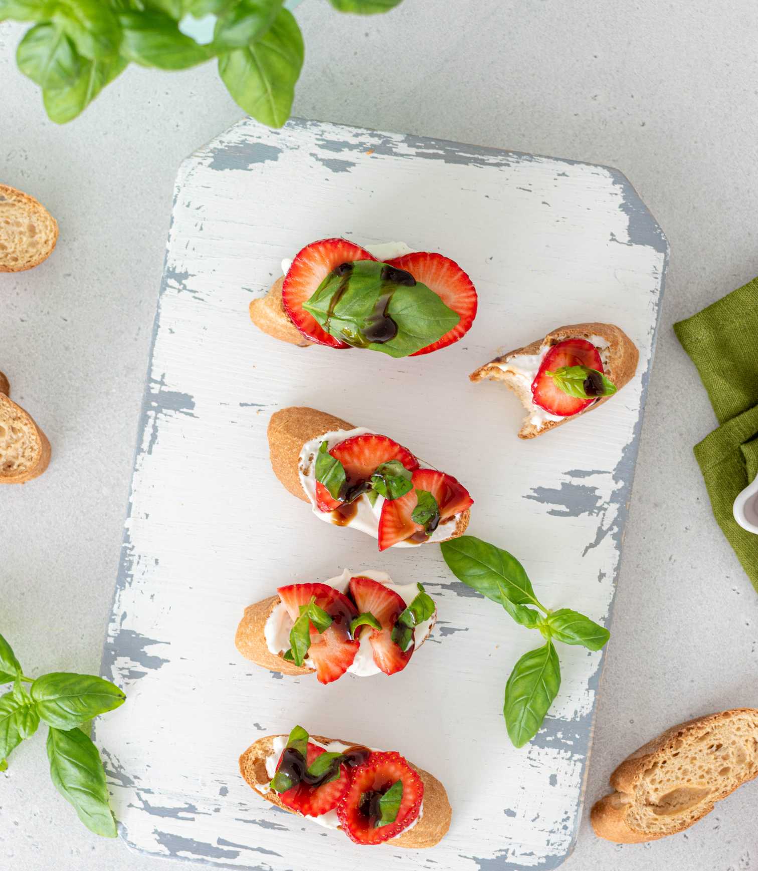 brushettamet geitenkaas aardbei balsamico en basilicum-007
