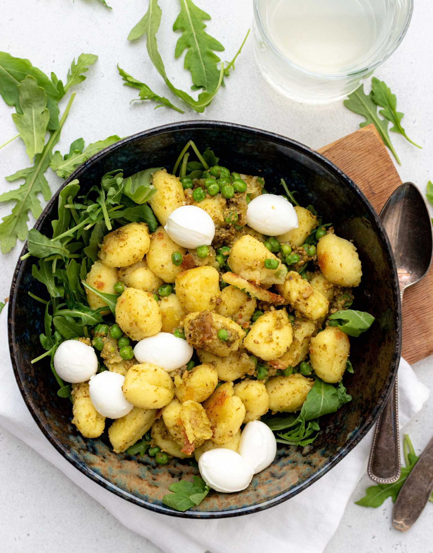Gebakken gnocchi doperwten rucola